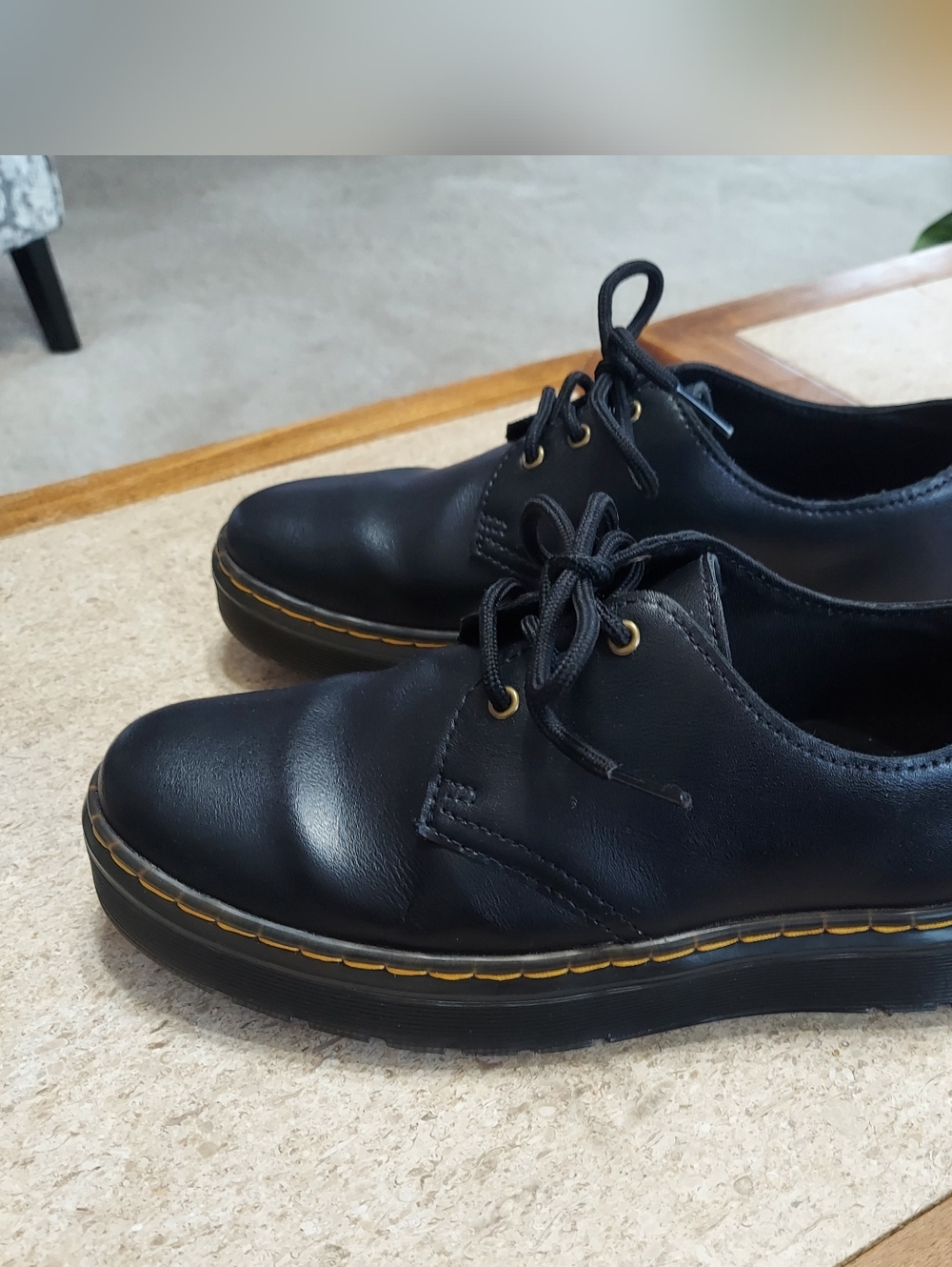 Dr. Martens Men's Black Leather Zavalalo Shoe Size 7